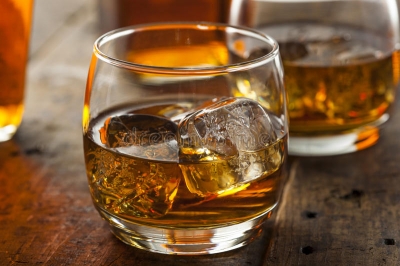 alcoholic-whiskey-bourbon-glass-ice-amber-39371085